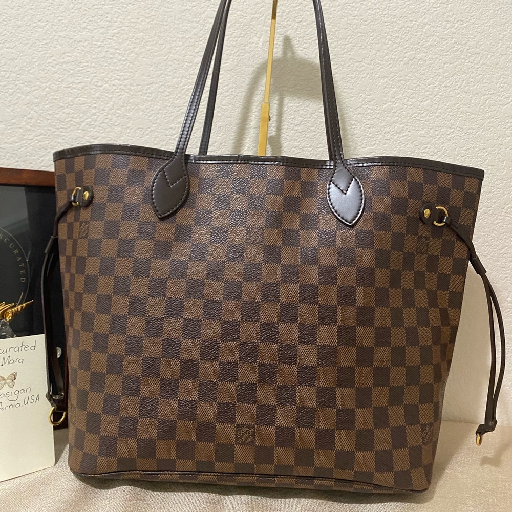Louis Vuitton
Damier Ebene Neverfull MM
